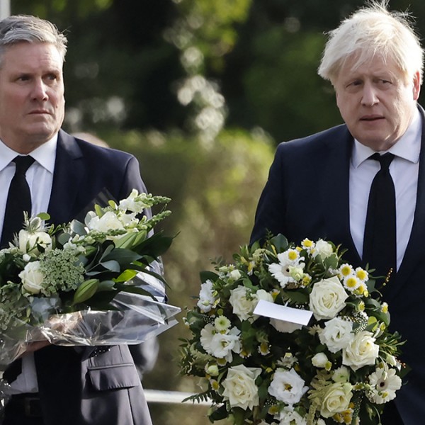 A szomáliai migráns által meggyilkolt képviselőre emlékeztek Boris Johnsonék