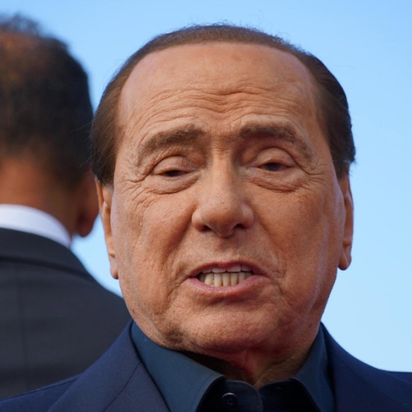 Silvio Berlusconi: Rá kéne venni Kijevet, hogy fogadja el Oroszország követeléseit