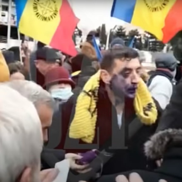 Tintával locsolták pofán a román radikálisok vezérét (Videó)