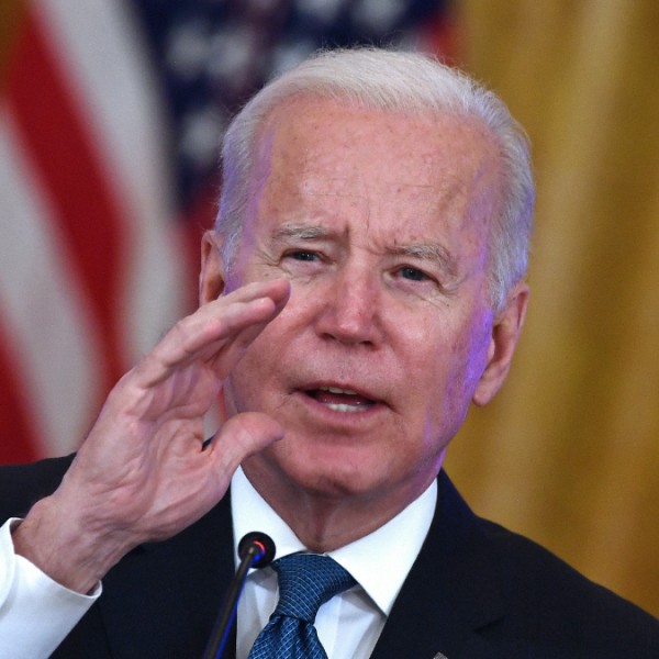 Joe Biden bocsánatot kért a trágárkodása miatt