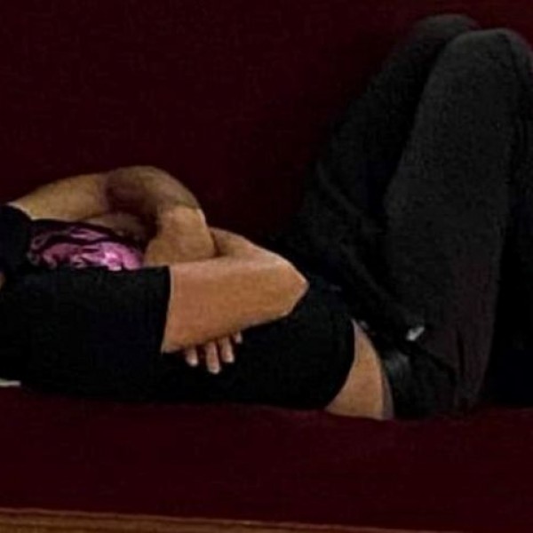 A Telex újságírója elaludt a parlamentben – még a cipőjét is levette