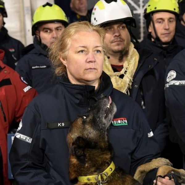 Már három embert mentettek ki élve a romok alól a magyar mentőalakulatok