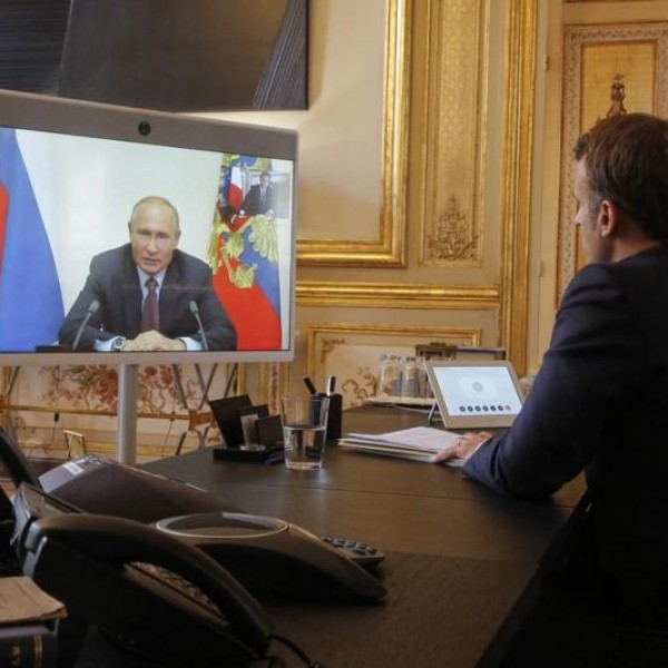 Macron: Putyin azt mondta, nincs támadó szándéka