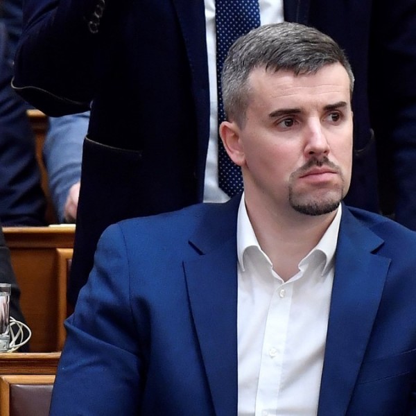 Dömötör Csaba igazította el Jakabot a parlamentben (Videó)
