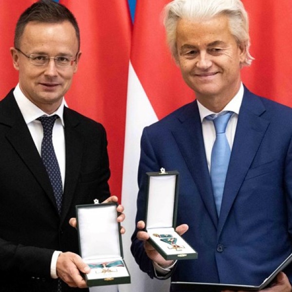 Szijjártó átadta az állami kitüntetést Geert Wilders holland bevándorlásellenes politikusnak