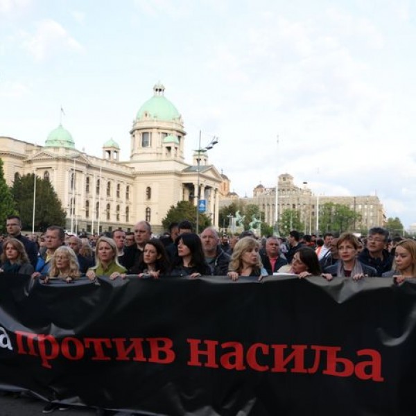 A szerb elnököt ábrázoló bábut akasztottak fel Belgrádban