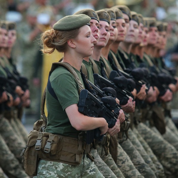 Októbertől már a nőket is katonai nyilvántartásba veszik Ukrajnában