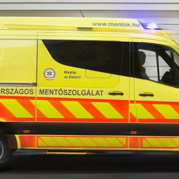 Kizuhant egy férfi az emeletről Pesterzsébeten, aztán rátámadt a mentősre