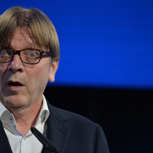 Verhofstadt nem ért egyet Zelenszkijvel az oroszok Unióból való kitiltását illetően