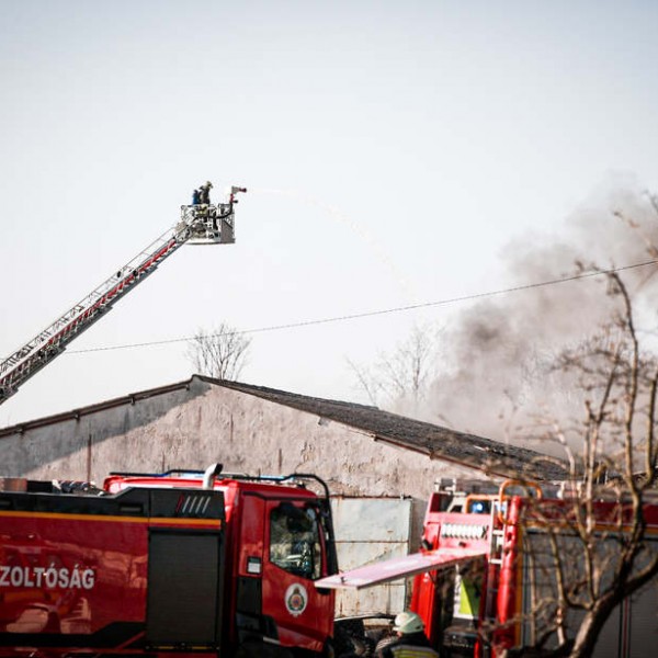 Hatalmas tűz van Devecsernél, ezer négyzetméteren égnek a gumik - Fotók, videók