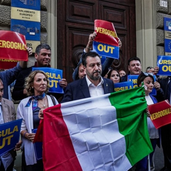 Salvini tüntetni hívta a jobboldalt az Európai Bizottság római székházához