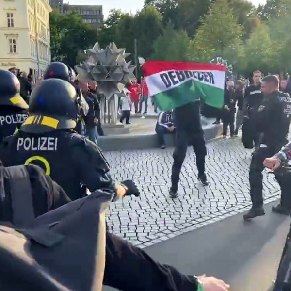 Összefutottak a magyar szurkolók a helyi antifa, klímarettegő csürhével (Videó)