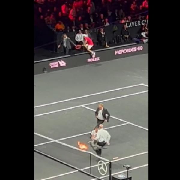 Felgyújtotta a karját a teniszpályán egy klímaaktivista Federer utolsó meccse előtt (Videó)