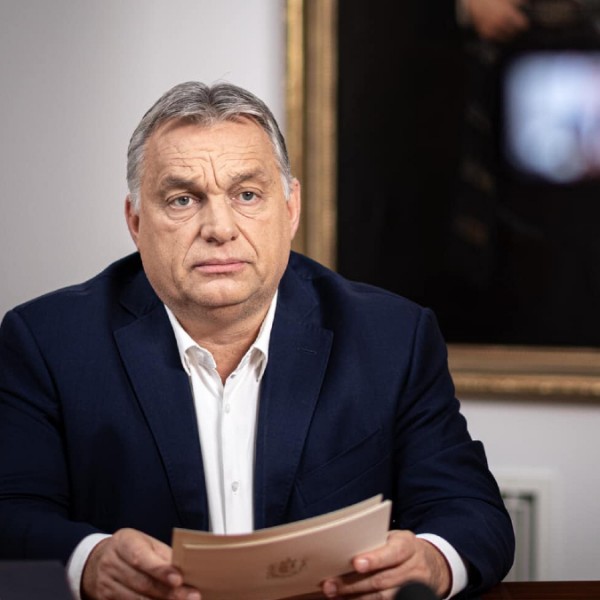 Orbán bejelentette: a szankciós benzinárakból keletkezett extraprofitot elvonják és a rezsivédelemre fordítják