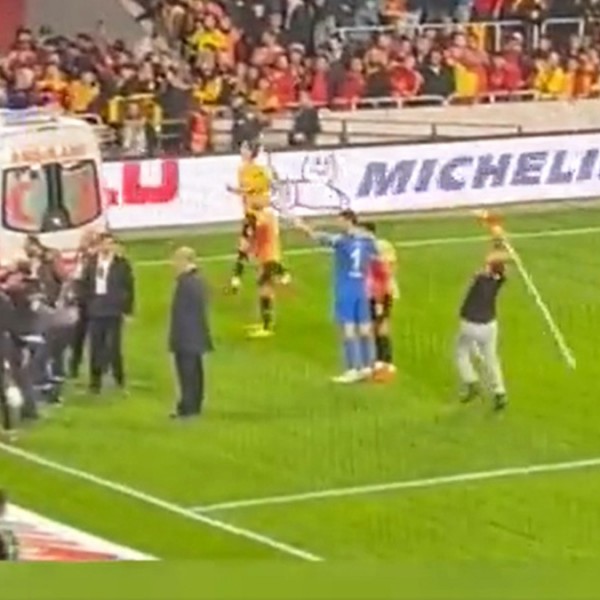 Szögletzászlóval verik fejbe a kapust a török másodosztályú meccsen (videó)