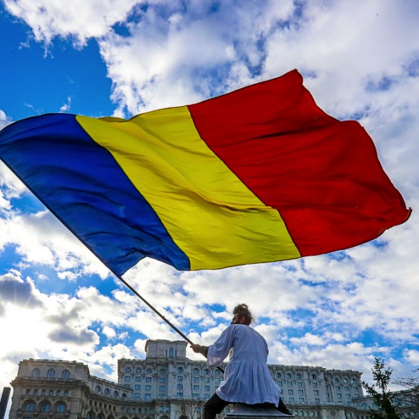 Katonai parádéval ünnepelték a „nagy egyesülés napját” a románok