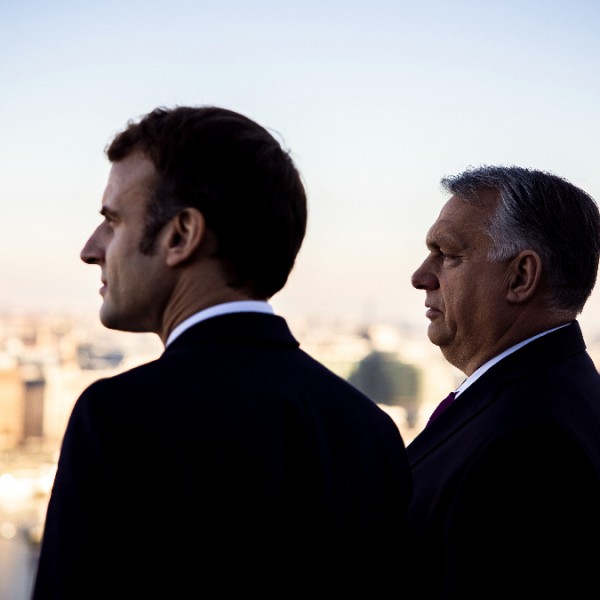 Politico: Macron és Scholz segítik Orbánt a brüsszeli jogállamisági vitában