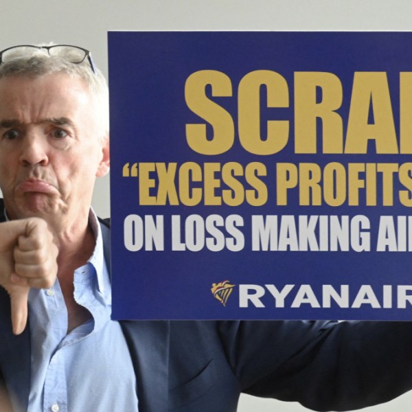 Nem akar bírságot fizetni a kormányt idiótázó Ryanair