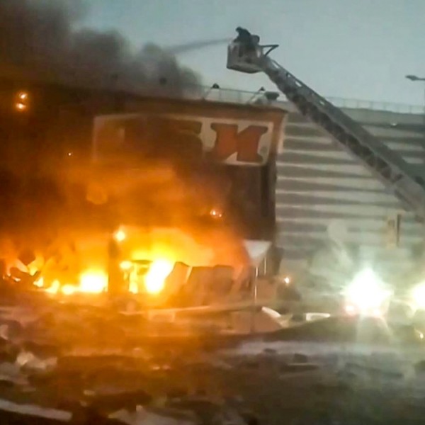 Tűz ütött ki egy moszkvai plázában, legalább egy ember meghalt