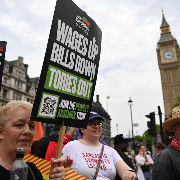 Elkezdődött: több ezren mentek az utcára Londonban a drágulás miatt