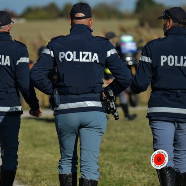 Egy olasz tolvaj a haverját küldte vissza a tett helyszínére, hogy keresse meg a leszakadt ujját, de a rendőrség találta meg