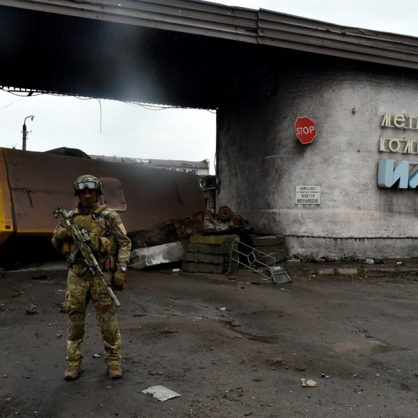 Az orosz védelmi miniszter bejelentette, hogy teljesen bevették Mariupolt