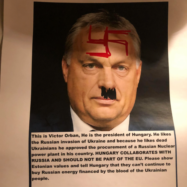 Hitler-bajszos, horogkeresztes Orbán-fotót ragasztottak az észt fővárosban a magyar nagykövetség címerére