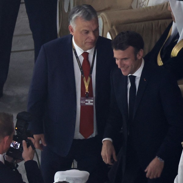 Orbán Viktor Emmanuel Macron és Csányi Sándor társaságában nézi a vb-döntőt