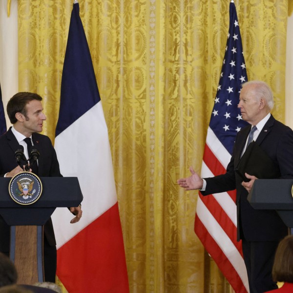 Biden és Macron elköteleződtek Oroszország felelősségre vonása mellett