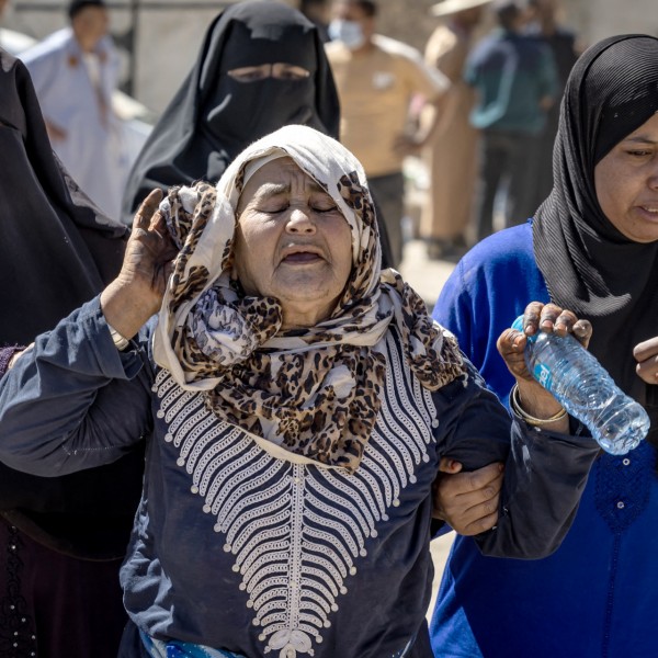 A marokkóiak kézzel kaparják a földet áldozatok után kutatva
