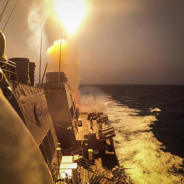 Jemenből indított rakétákkal és drónokkal támadtak meg három kereskedelmi hajót a Vörös-tengeren