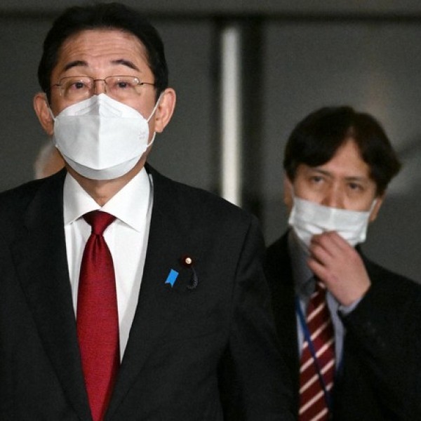Kirúgta titkárát a japán miniszterelnök, mert azt mondta, „nem akar úgy élni, hogy meleg párokat kelljen néznie"