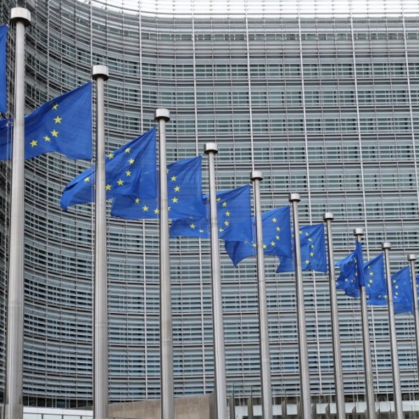 Folytatódik a brüsszeli korrupciós botrány: felfüggesztette két képviselő mentelmi jogát az EP