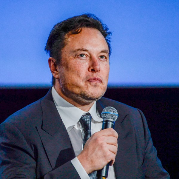 Emberi ürülékkel válaszol Elon Musk az újságírók kérdéseire