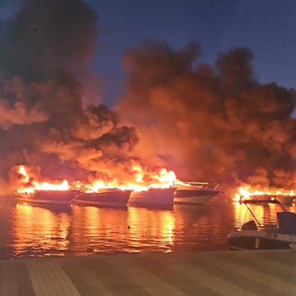 Tűz ütött ki egy horvát kikötőben, tucatjával lángoltak a jachtok