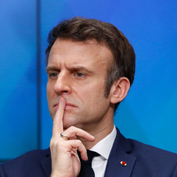 Holnap megbukhat Macron
