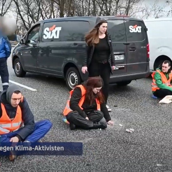 Klímatüntetők gyorsan kötő betonnal ragasztották magukat az úttestre Németországban - Videó