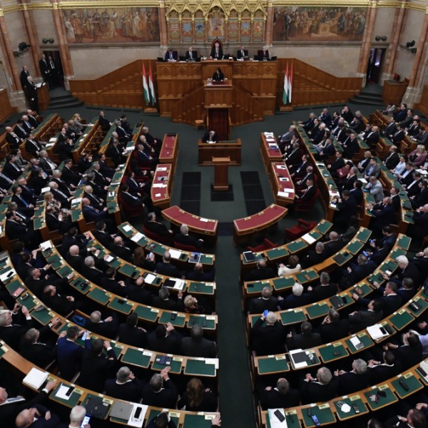 Megszavazta az Országgyűlés: Magyarország a béke pártján áll