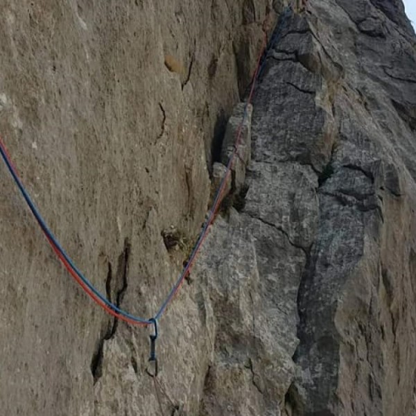 Súlyos sérülésekkel, órákon keresztül lógott egy 62 éves hegymászónő a szakadék felett