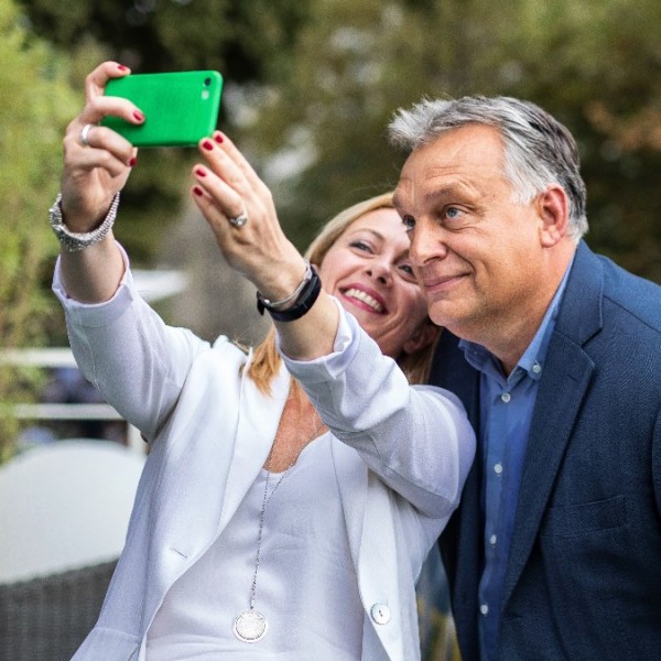 Meloni tanácsadója: népszerűtlenséggel bünteti az EU azokat a képviselőket, akik Orbánnal szövetkeznek