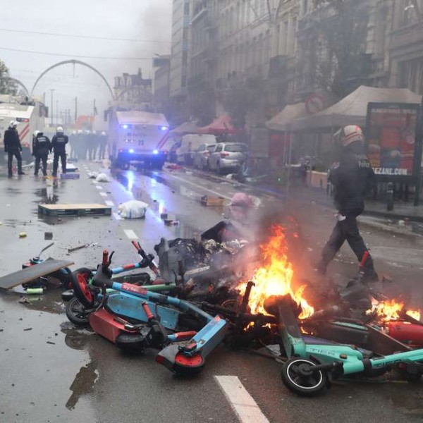 Brüsszel lángokban: Nem bírnak a belga rendőrök a randalírozó marokkóiakkal