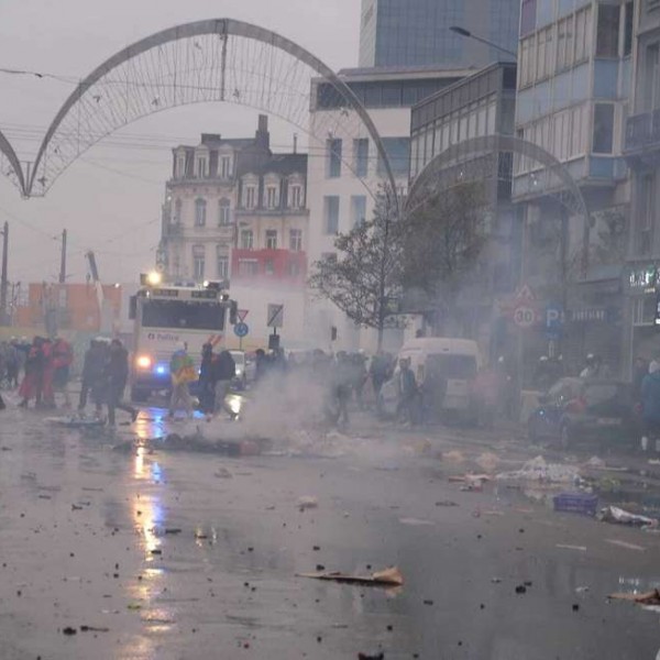 Brüsszel lángokban: Nem bírnak a belga rendőrök a randalírozó marokkóiakkal
