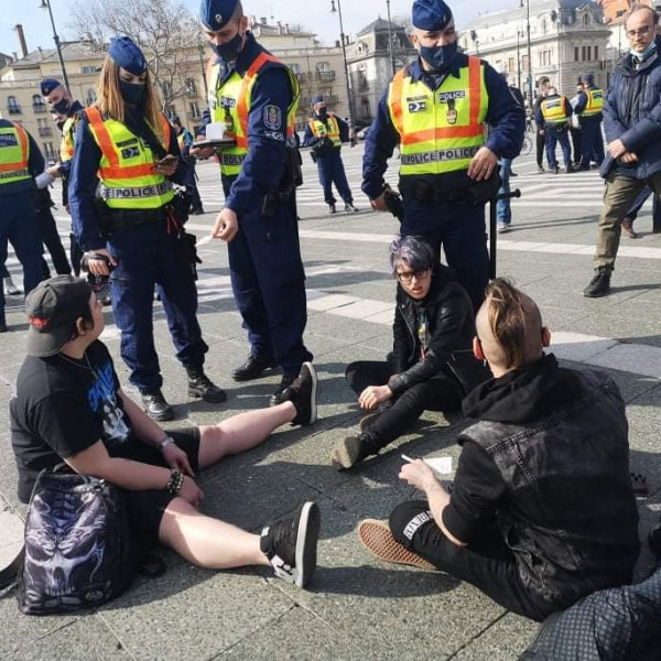 Dublinban agyonverték a tüntetőket, Gődényéket csak figyelmeztették - Videó