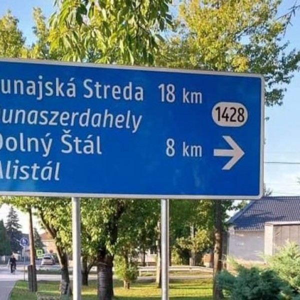 Kikerült az első magyar jelzőtábla Szlovákiában