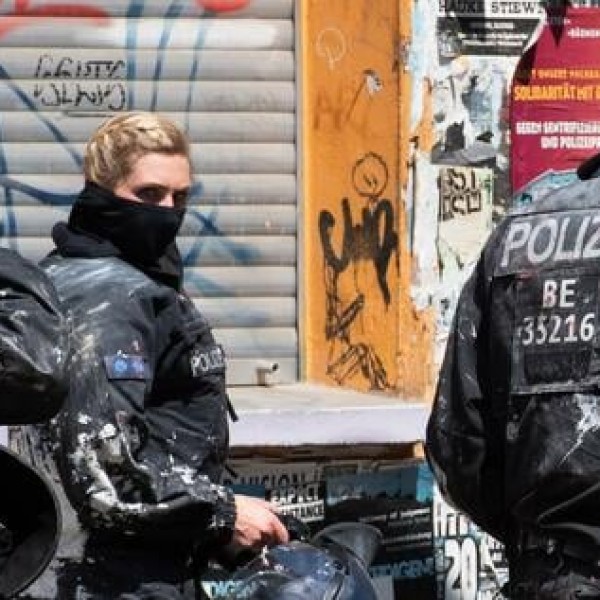 Berlinben már harmadik napja harcolnak egymással az antifák és a rendőrök