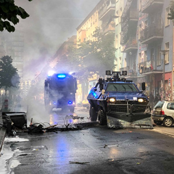 Berlinben már harmadik napja harcolnak egymással az antifák és a rendőrök