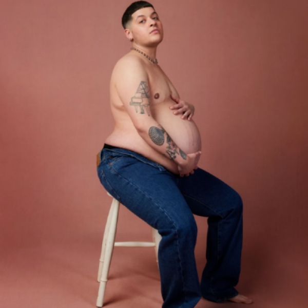 Terhes, transznemű férfi szerepel a brit Glamour magazin címlapján