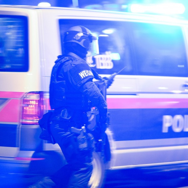 Lelőtt a rendőrség Bécsben egy férfit, aki a szomszédjára támadt