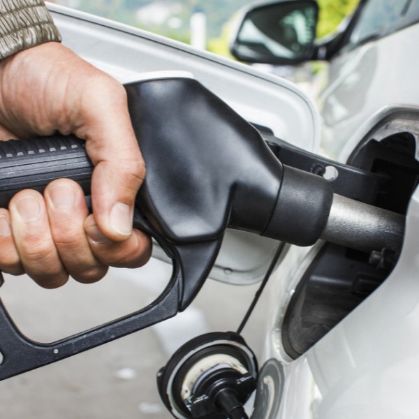 HVG: Megemeli a kormány a benzin és a gázolaj adóját