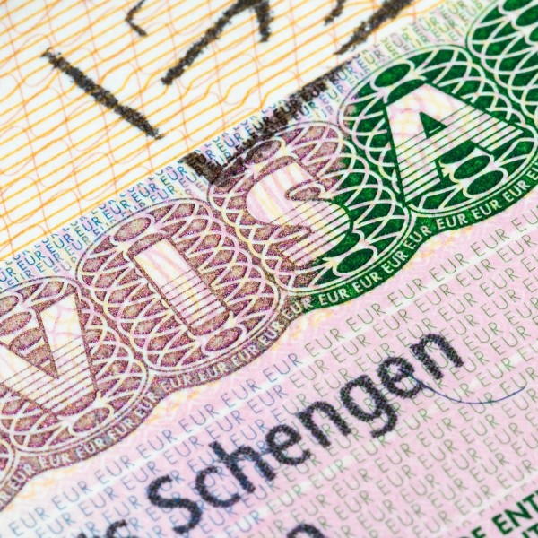 Magyarország továbbra is ad schengeni vízumot az orosz állampolgároknak – Szijjártó